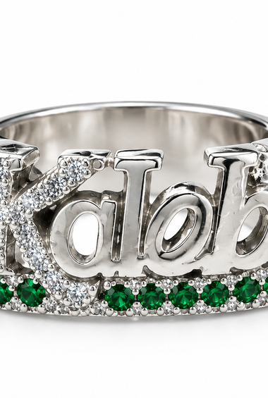 Anillo de nombre personalizado con moissanitas verdes y blancas en plata 925 chapada en oro blanco