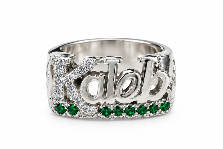 Anillo de nombre personalizado con moissanitas verdes y blancas en plata 925 chapada en oro blanco