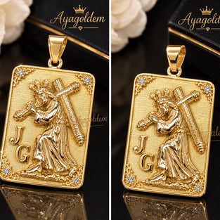 Medalla de oro 18k Jesús Nazareno cargando la cruz con moissanita