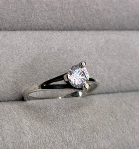 Anillo solitario de oro blanco 18K con piedra brillante, vista lateral