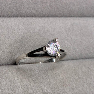 Anillo solitario de oro blanco 18K con piedra brillante, vista lateral