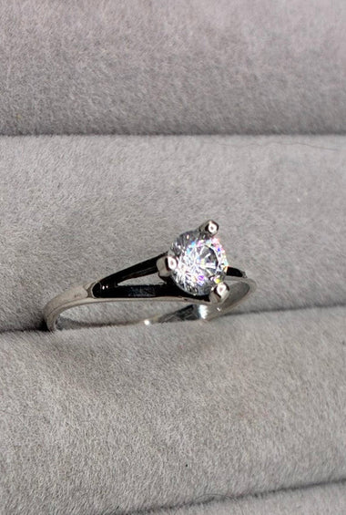 Anillo solitario de oro blanco 18K con piedra brillante, vista lateral