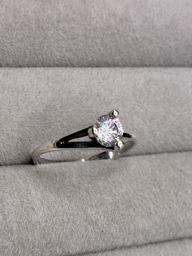 Anillo solitario de oro blanco 18K con piedra brillante, vista lateral