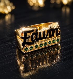 Anillo personalizados de nombres con Esmeraldas.