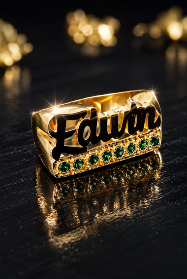 Anillo personalizados de nombres con Esmeraldas.