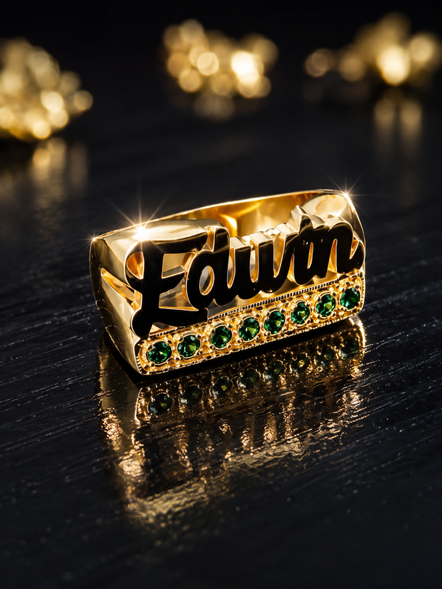 Anillo personalizados de nombres con Esmeraldas.