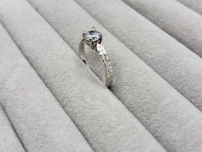 Anillo Solitario Oro Blanco con Moissanita VVS