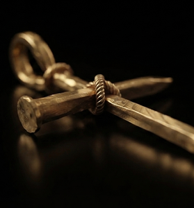 Colgante Cruz de Clavos en Oro Amarillo