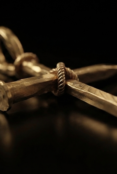 Colgante Cruz de Clavos en Oro Amarillo